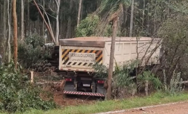 Ponta Porã Motorista fica preso às ferragens em acidente entre