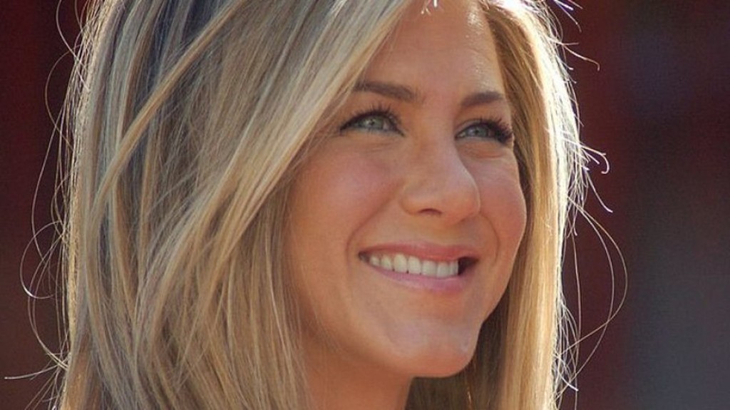 Jennifer Aniston Exibe Cabelo Natural E Ganha Elogios Dos F S Ponta