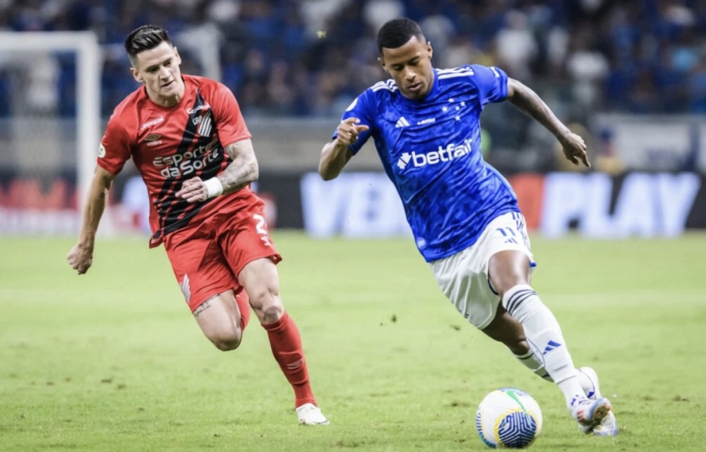 Cruzeiro Vence Athletico Pr Por A E Se Aproxima Do G No