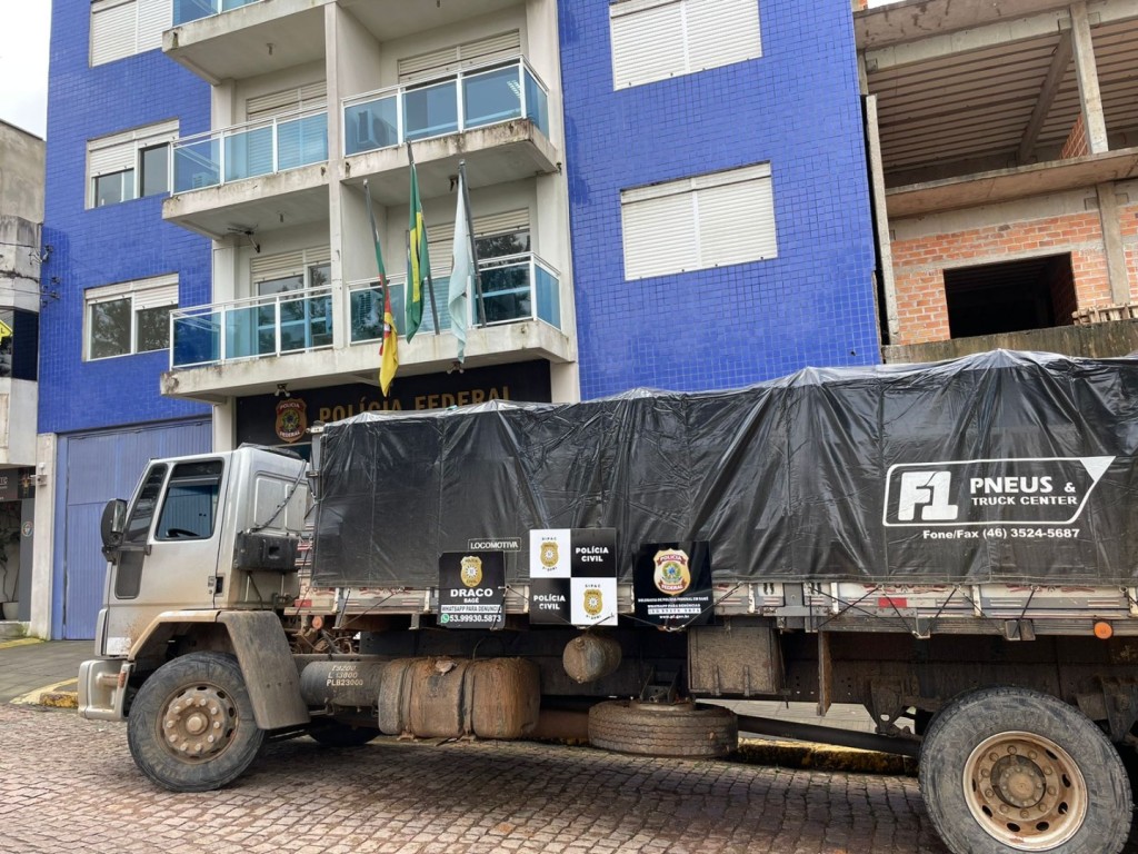 PF e Polícia Civil em ação conjunta apreendem carga de cigarros