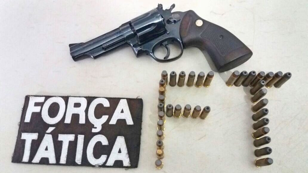 Homem Preso Pela Pm De Posse De Arma De Fogo De Uso Restrito Ponta