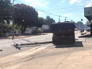 Sem freio, caminhão derruba poste, provoca curto-circuito e padrão pega fogo