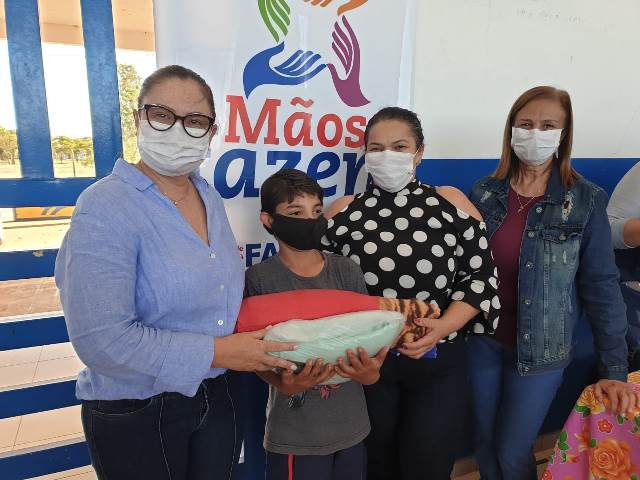 Vânia Peluffo distribui cobertores para crianças do programa de atletismo em Ponta Porã