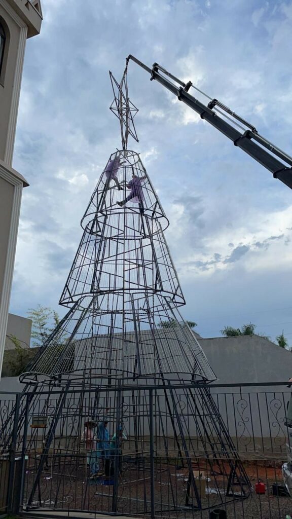 Paróquia São Charbel inicia a montagem da tradicional decoração natalina em Ponta Porã