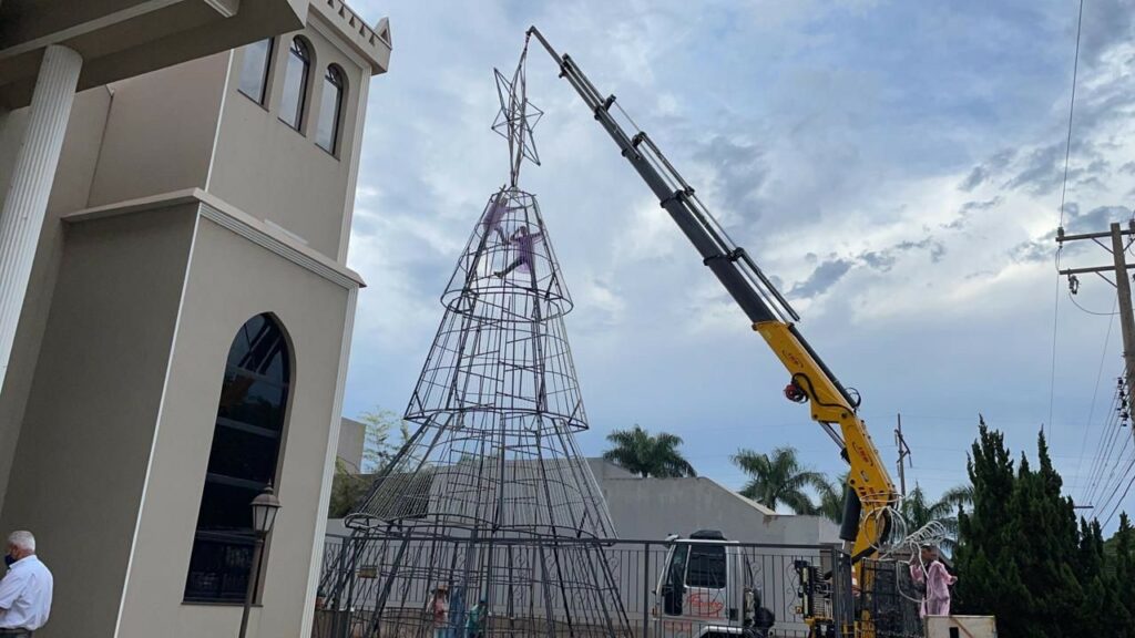 Paróquia São Charbel inicia a montagem da tradicional decoração natalina em Ponta Porã