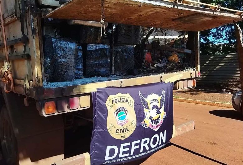 Defron apreende carreta bitren carregada com fardos de drogas