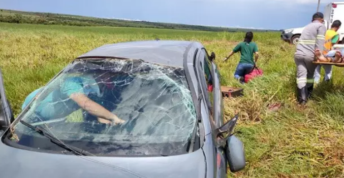 Aquaplanagem causa capotamento de dois carros entre Ivinhema e Naviraí