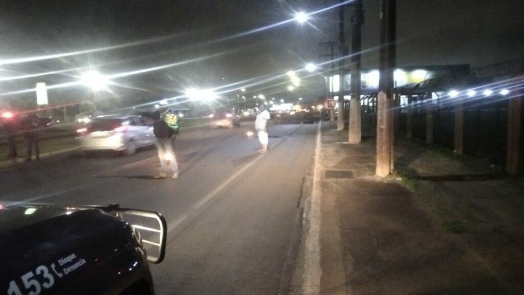 Manifestantes bloqueiam parte da pista em frente Aeroporto de Ponta Porã