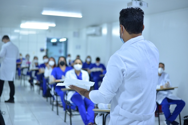 Carlos Bernardo elogia a volta do Mais Médicos e que vai beneficiar brasileiros formados no exterior