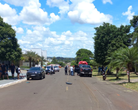 Bombeiros de Amambai socorrem vítimas de acidente envolvendo um carro e uma moto