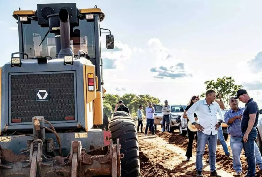 Membros do Consórcio CONISUL acompanham readequação de estradas com serviços de Bota Dentro em Amambai