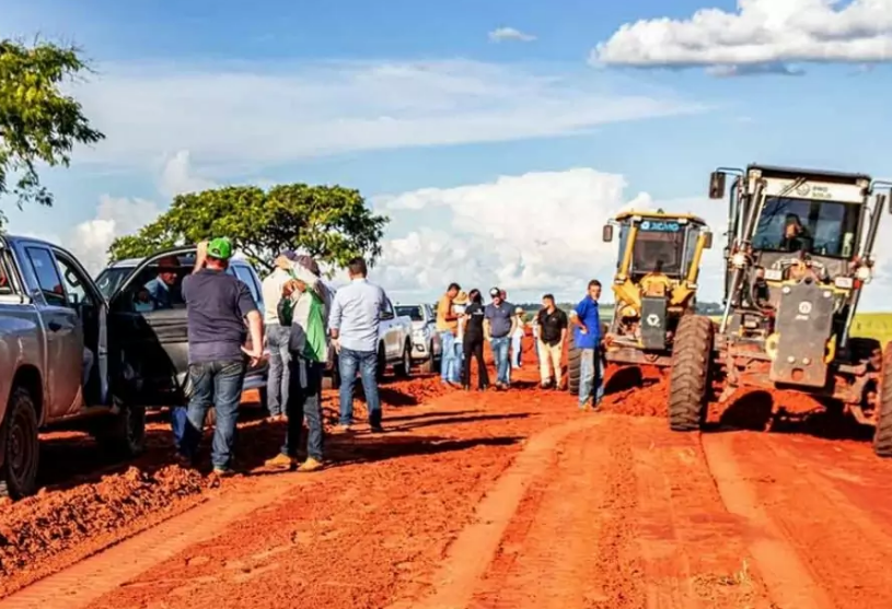 Membros do Consórcio CONISUL acompanham readequação de estradas com serviços de Bota Dentro em Amambai