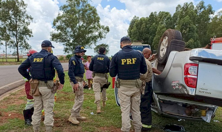 Mulher perde o controle da direção e capota veículo na saída de Caarapó para Juti