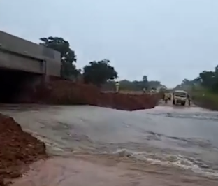 Bonito debaixo d'água: rios transbordam e invadem casas