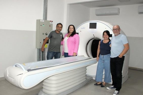 Prefeita de Naviraí verifica instalação dos novos aparelhos de raio-X e tomografia no hospital municipal