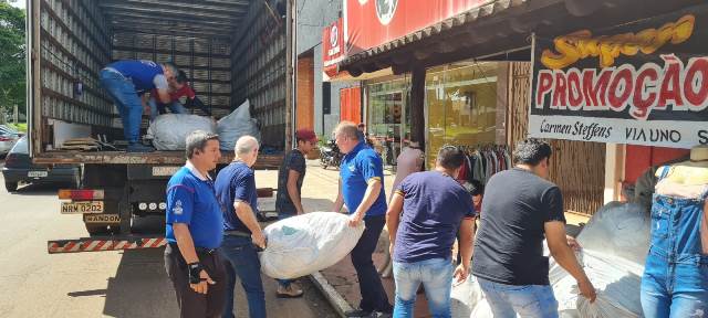 Rotary Club de Ponta Porã-Pedro Juan Caballero /Guarani doa roupas para vítimas da chuva em Ponta Porã