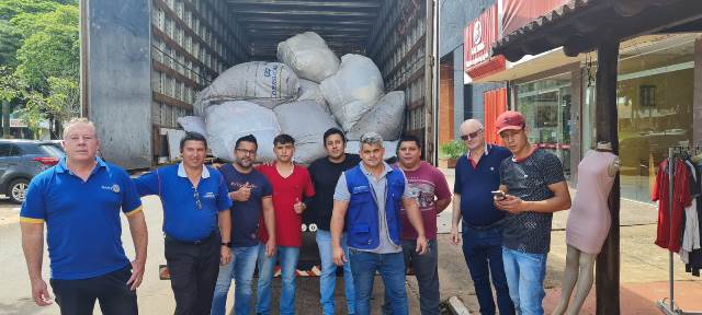 Rotary Club de Ponta Porã-Pedro Juan Caballero /Guarani doa roupas para vítimas da chuva em Ponta Porã