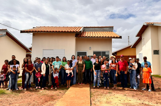 Nos 59 anos de Antônio João, Governo reforça parceria e entrega 20 casas populares