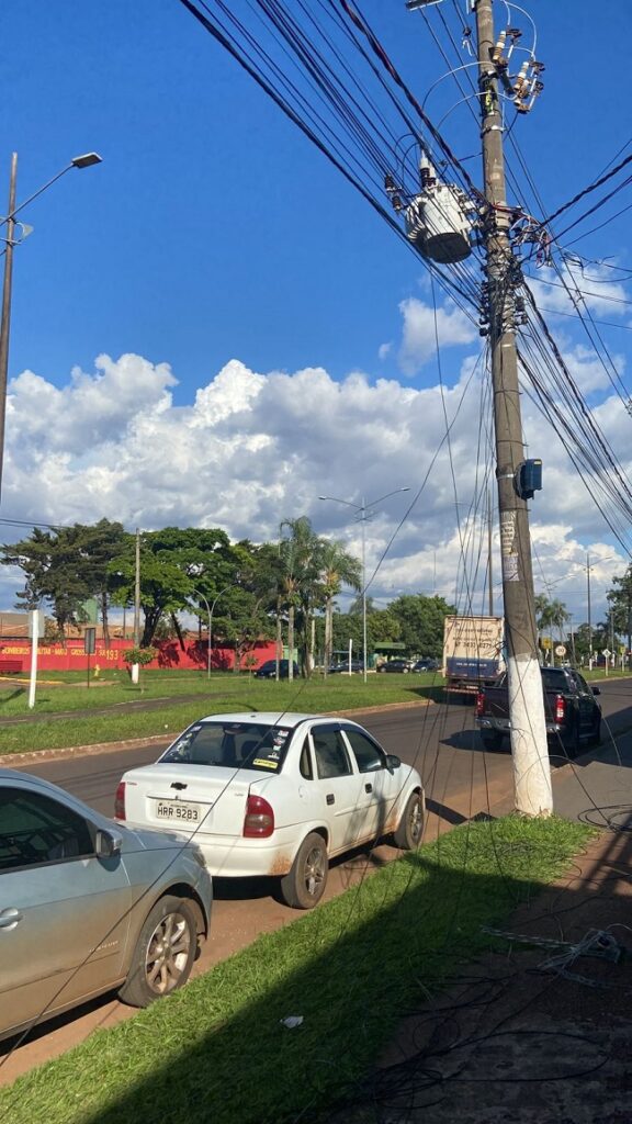 Cabos de internet espalhados por Ponta Porã são motivos de preocupação por parte dos pais