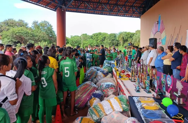 Prefeitura de Amambai e Governo do Estado distribuem materiais esportivos para aldeias indígenas