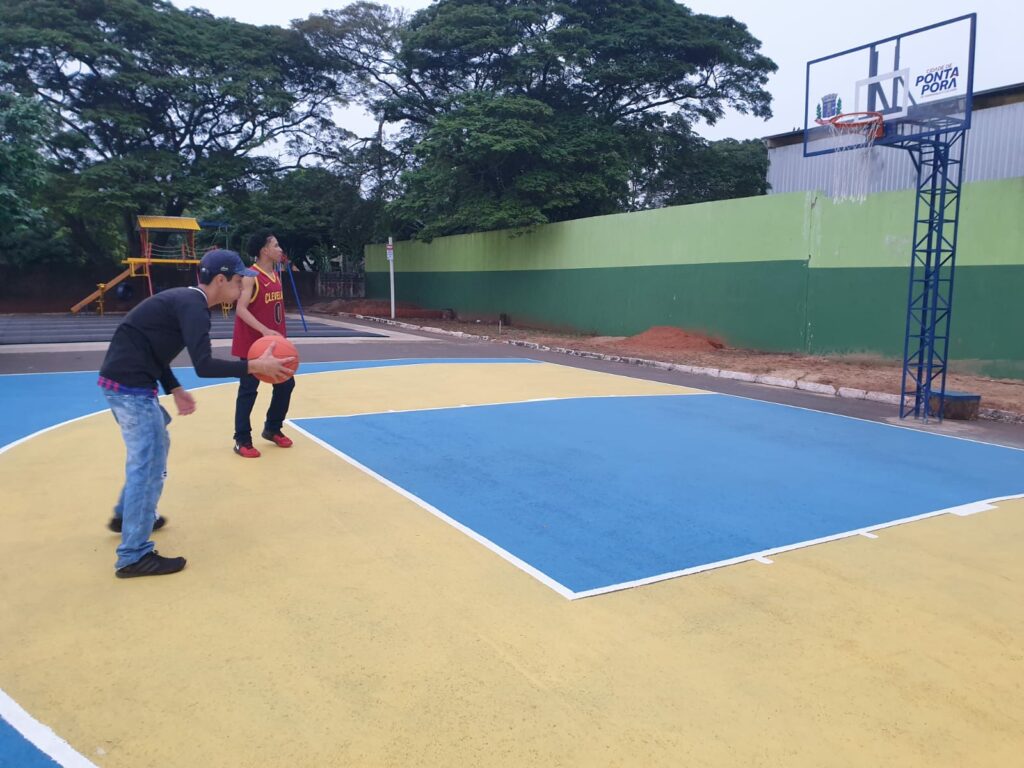 Quadra de basquete 3x3 é instalada no Horto Florestal em Ponta Porã