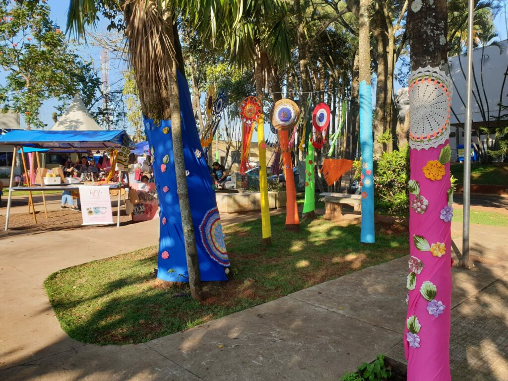 Fronteira Criativa trouxe arte e artesanato para Praça Pedro Manvailler em Ponta Porã