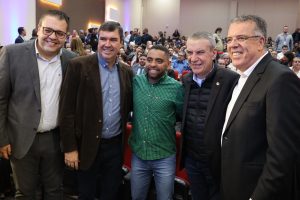 Ponta Porã: Em noite de festa, Eduardo Campos com a presença de Eduardo Riedel, assina ordem de serviço para revitalização da linha internacional