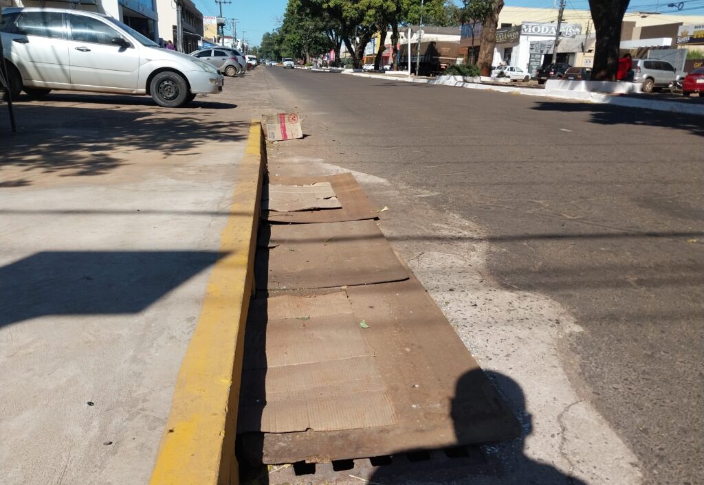 Descarte incorreto de resíduos em bueiro causa indignação no centro de Ponta Porã