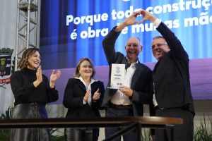 Ponta Porã: Em noite de festa, Eduardo Campos com a presença de Eduardo Riedel, assina ordem de serviço para revitalização da linha internacional