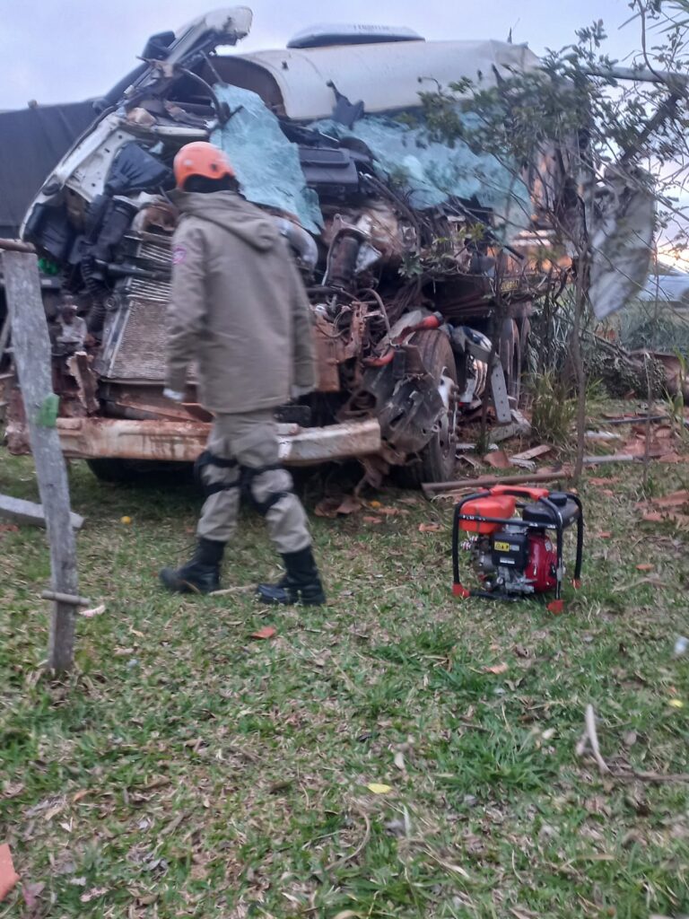 Em Ponta Porã, motorista sobrevive a acidente que destruiu cabine de caminhão