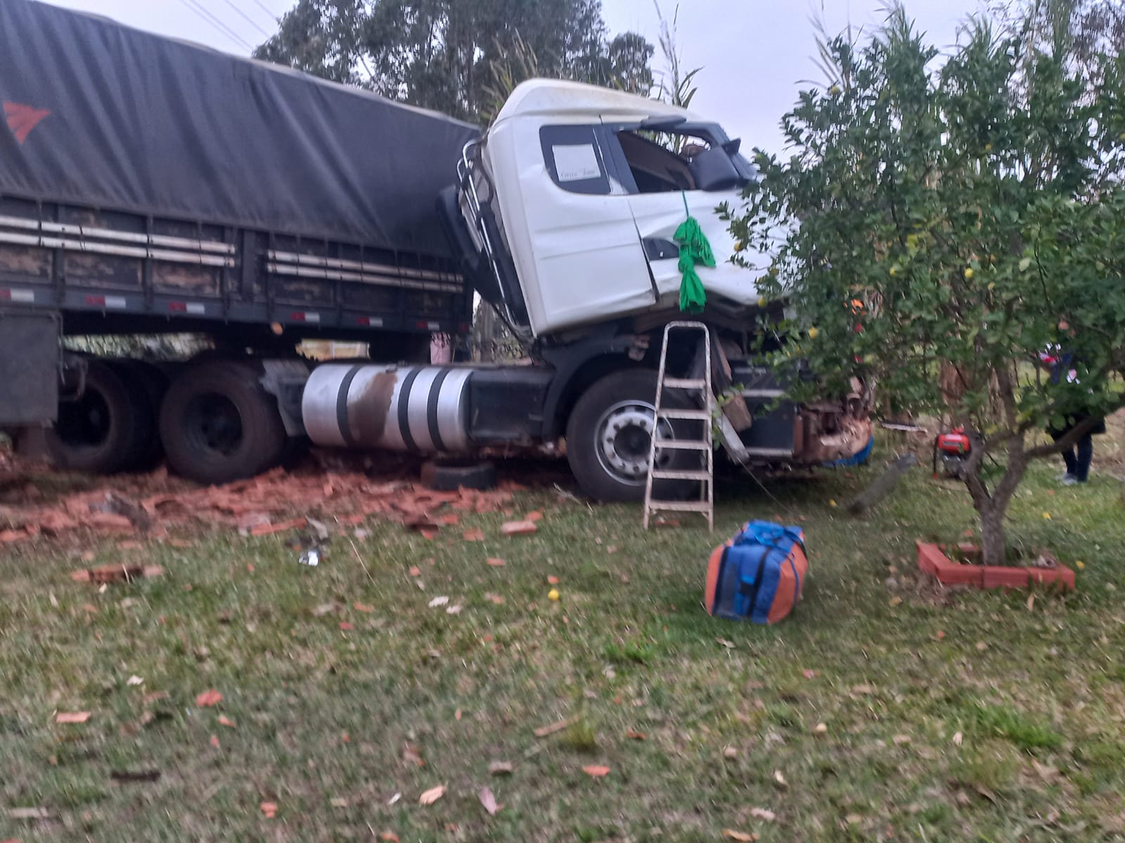 Em Ponta Porã, motorista sobrevive a acidente que destruiu cabine de caminhão