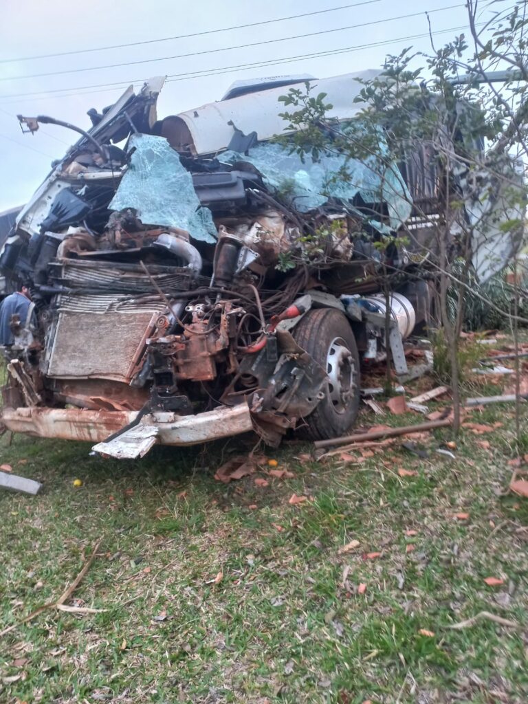 Em Ponta Porã, motorista sobrevive a acidente que destruiu cabine de caminhão