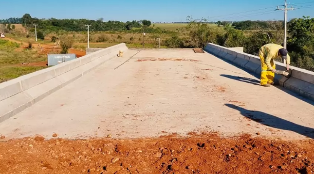 Prefeito Dr. Bandeira comemora a conclusão da 15ª ponte de concreto