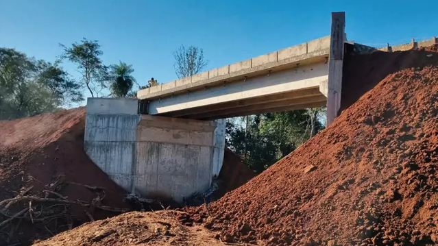 Prefeito Dr. Bandeira comemora a conclusão da 15ª ponte de concreto