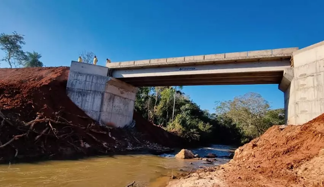 Prefeito Dr. Bandeira comemora a conclusão da 15ª ponte de concreto