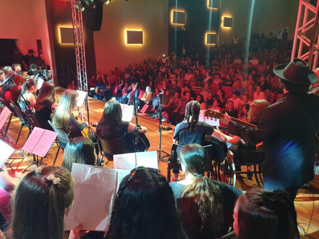 Recital de violão encantou e emocionou no Centro de Convenções Miguel Gomez de Ponta Porã