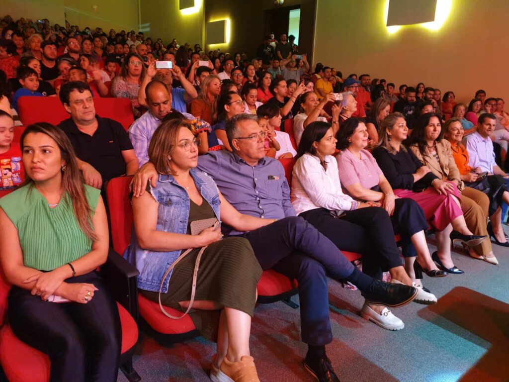 Recital de violão encantou e emocionou no Centro de Convenções Miguel Gomez de Ponta Porã