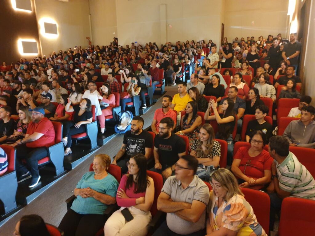 Recital de violão encantou e emocionou no Centro de Convenções Miguel Gomez de Ponta Porã