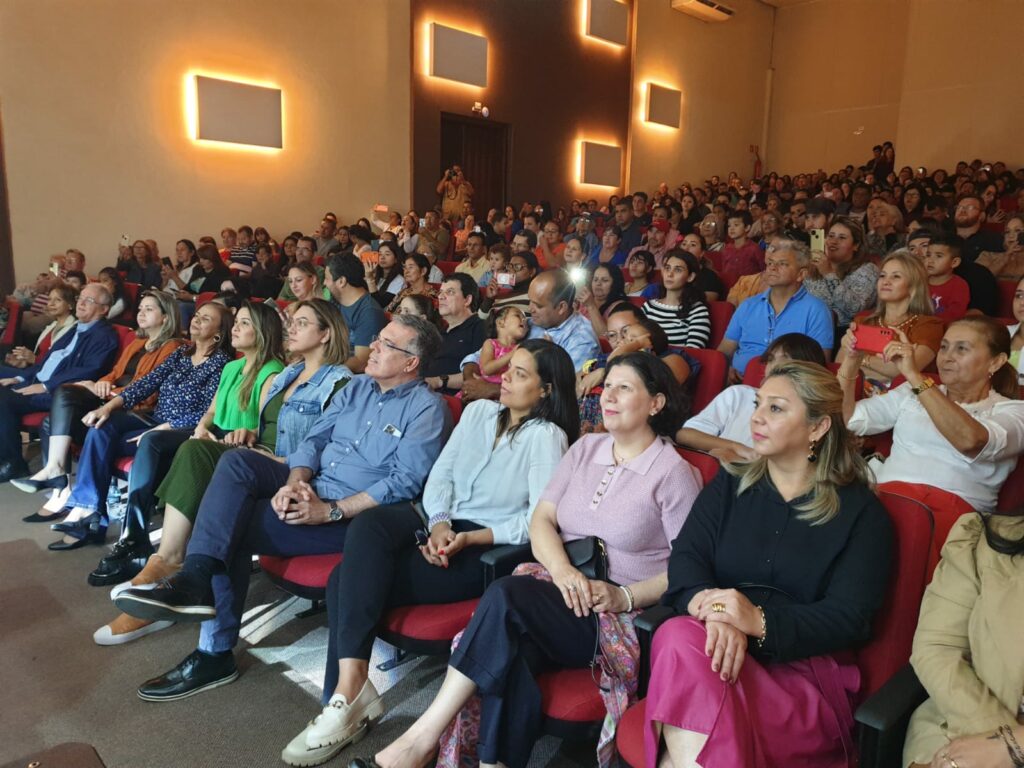 Recital de violão encantou e emocionou no Centro de Convenções Miguel Gomez de Ponta Porã