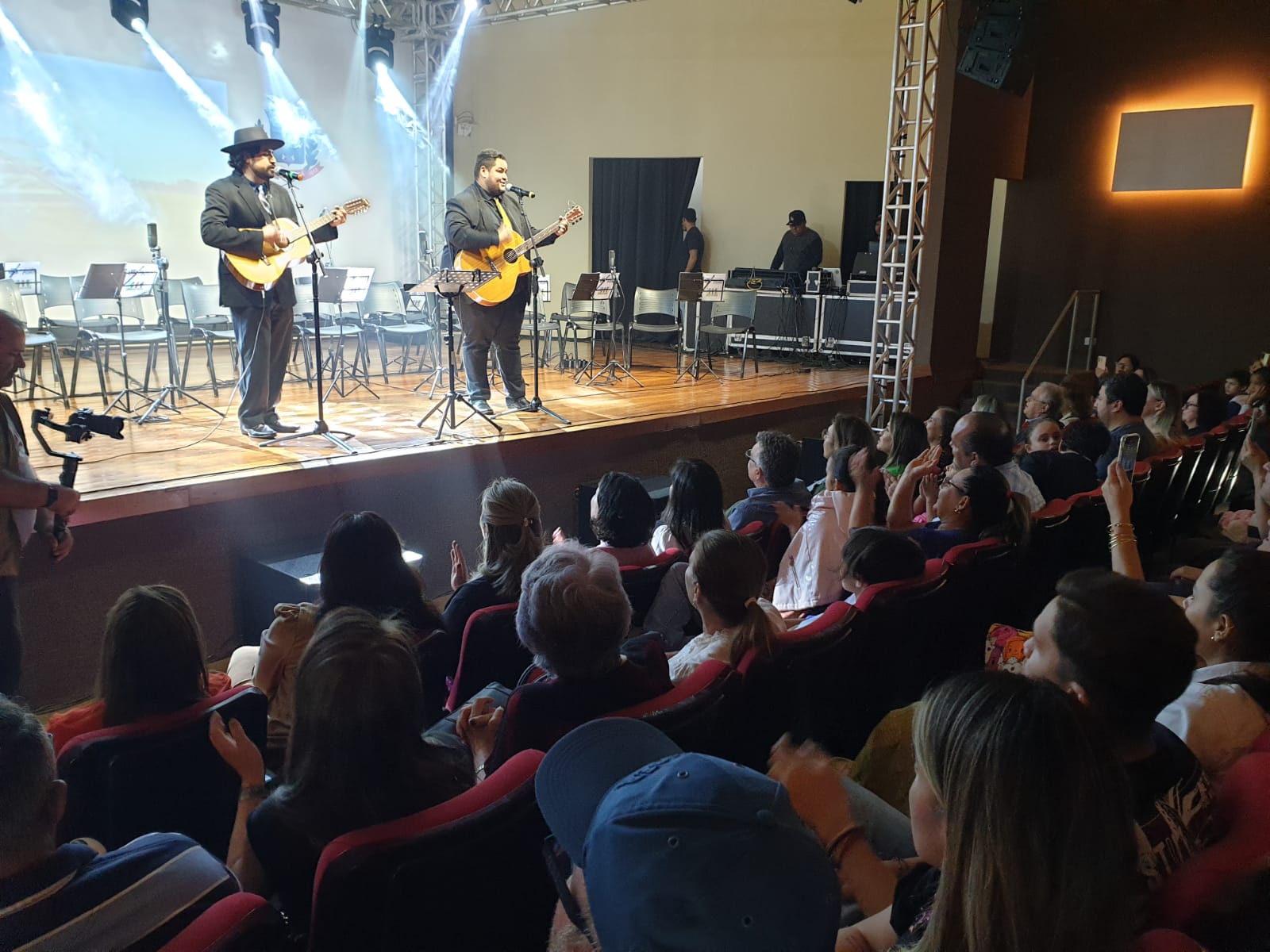 Recital de violão encantou e emocionou no Centro de Convenções Miguel Gomez de Ponta Porã