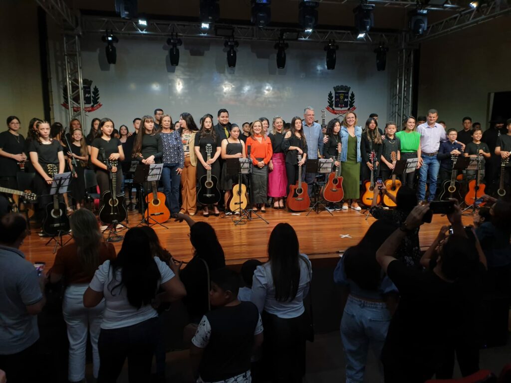 Recital de violão encantou e emocionou no Centro de Convenções Miguel Gomez de Ponta Porã