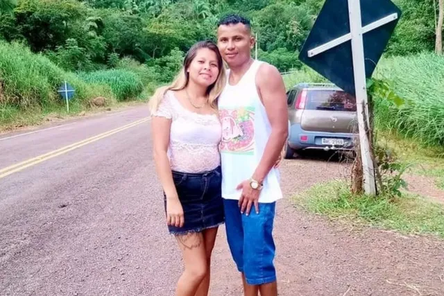 Mulher é assassinada na frente dos filhos e companheiro foge após o crime, diz polícia