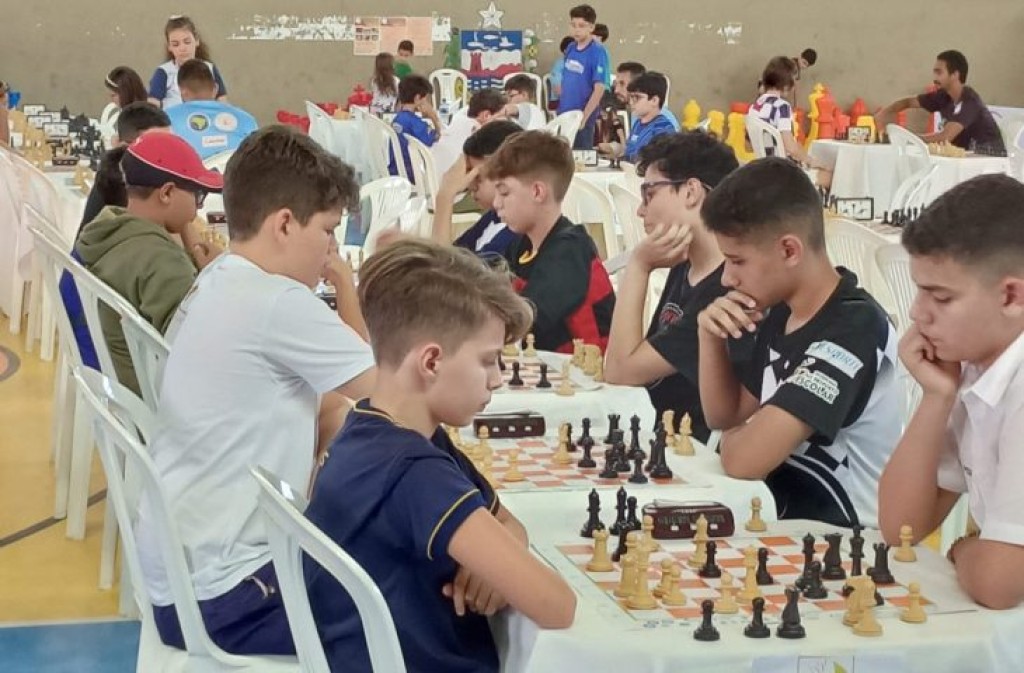 Campeonato de xadrez recebe competidores estudantes da rede