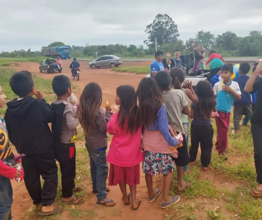 Prefeitura de Amambai leva alegria e doces às aldeias indígenas do município