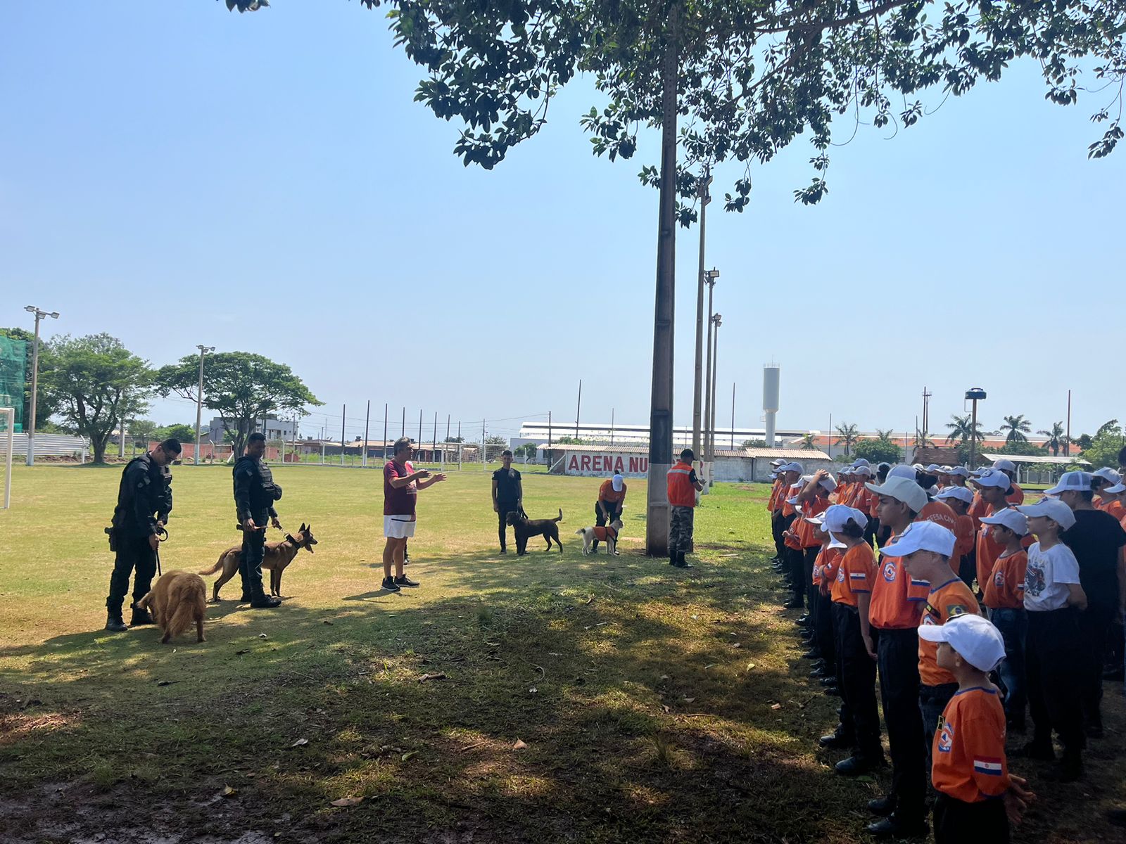 Ponta Porã: Equipe do canil do 4° BPM visita alunos do projeto de Defesa Civil Mirim Binacional