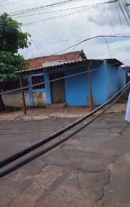 Morador do bairro Ipê em Ponta Porã indignado com fiação pendurada