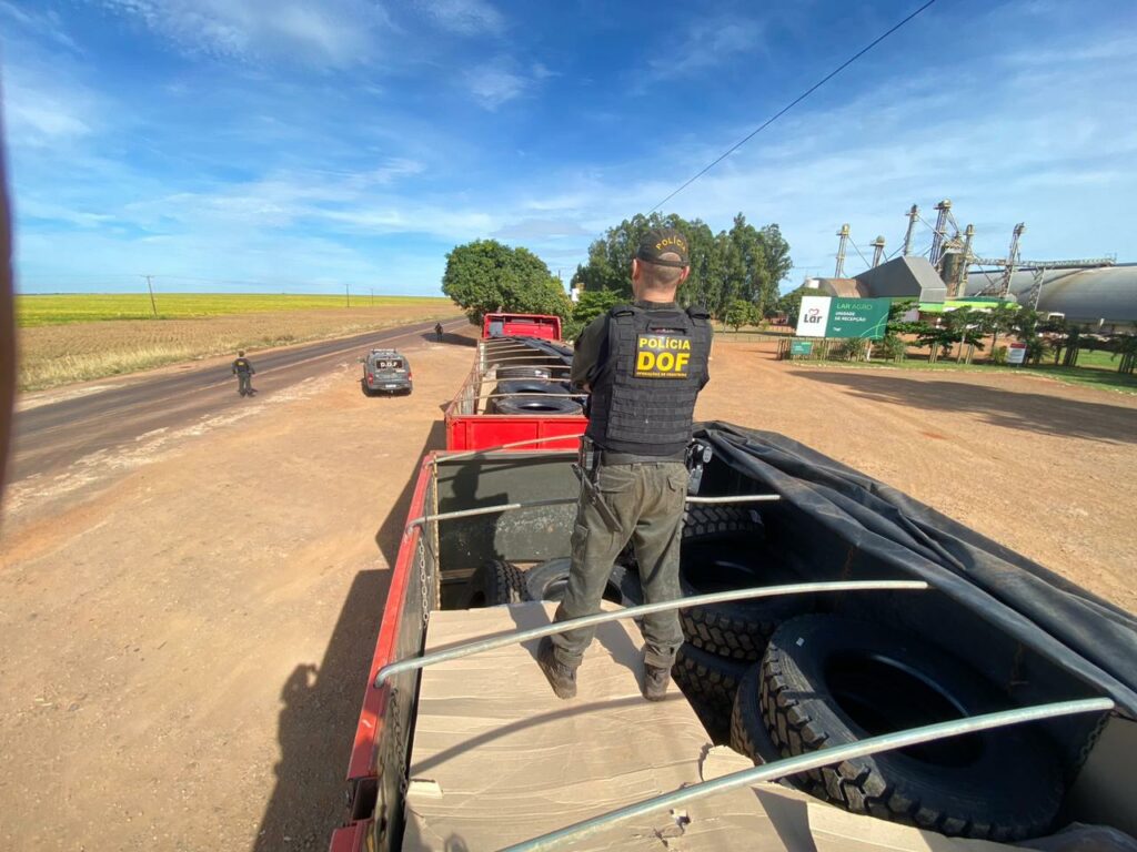 Condutor de carreta é preso pelo DOF com drogas e pneus ilegais no município de Ponta Porã