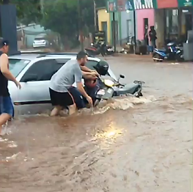 Torrenciales lluvias provocan peligrosos raudales en Pedro Juan Caballero