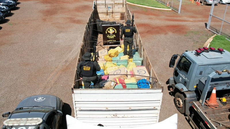 Com helicóptero, DOF apreende carreta com 8 toneladas de maconha