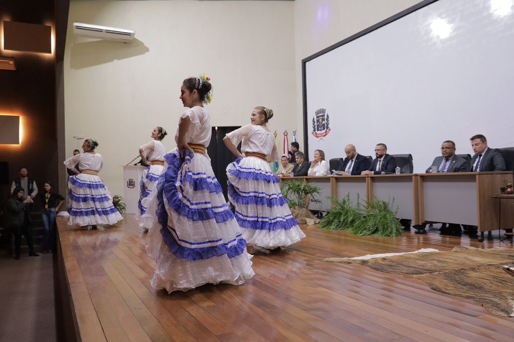 Câmara entrega honrarias durante sessão solene no Centro de Convenções de Ponta Porã